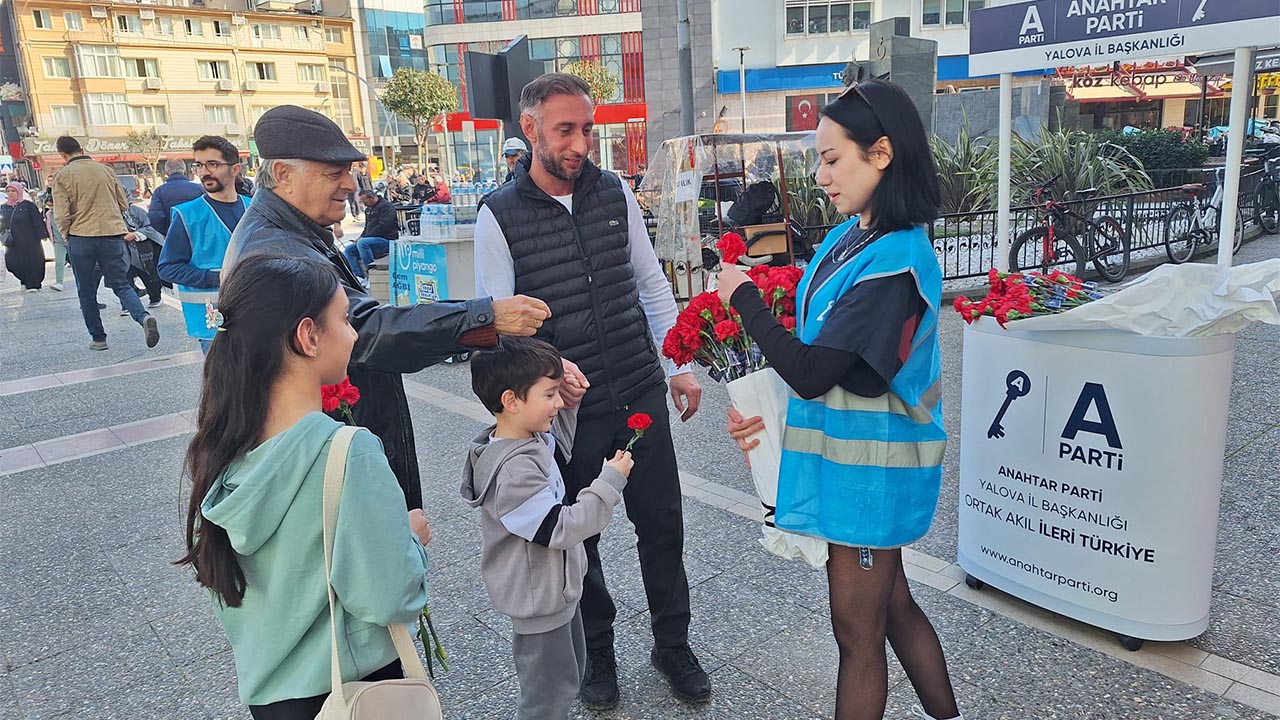 Yalova Anahtar Parti Genclik Kollari Kadinlar Gun Karanfil Dagitma Il Baskan Aciklama (7)