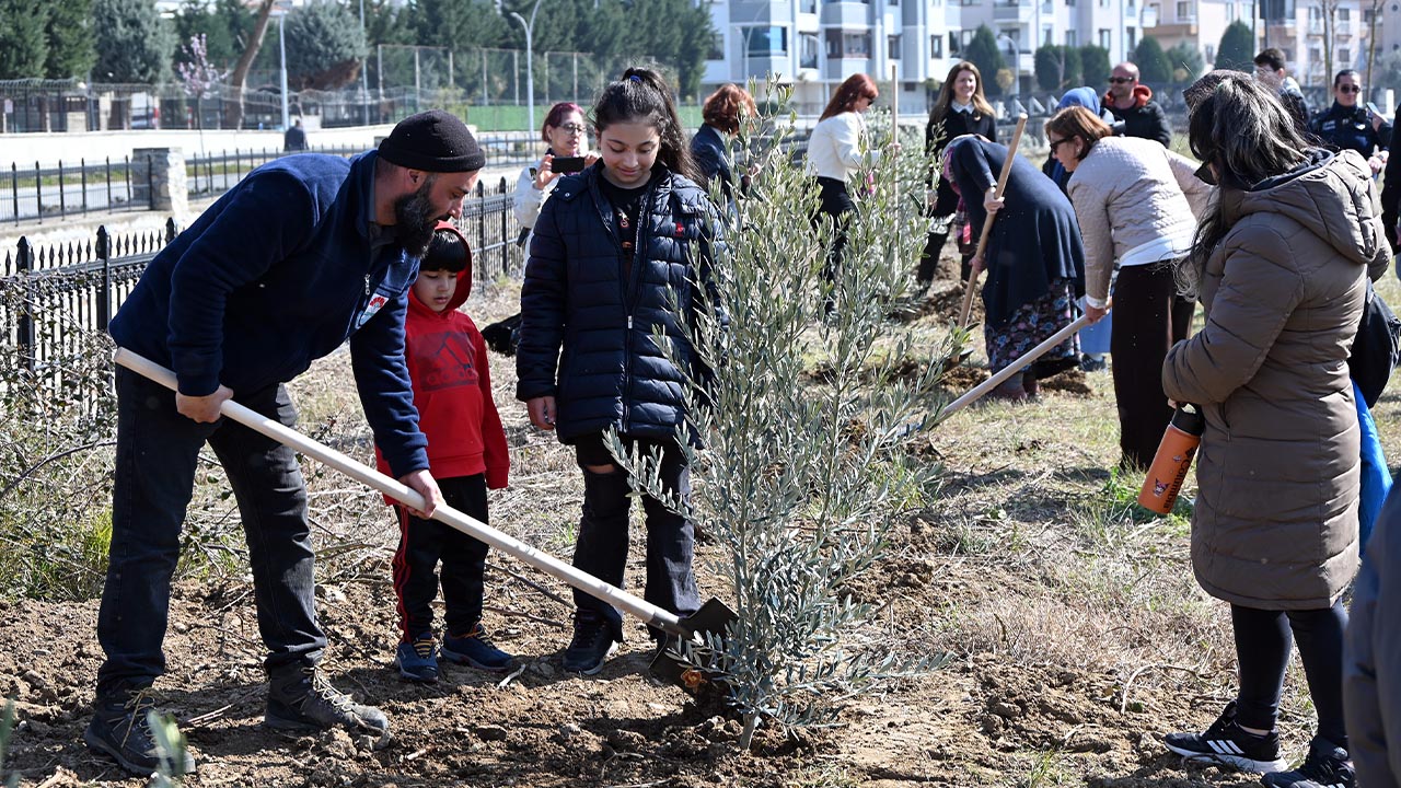 Yalova Belediyesi Baskan Kadinlar Gun Siddet Magdur Fidan Dikim Karanfi Sukulent Dagitma (1)