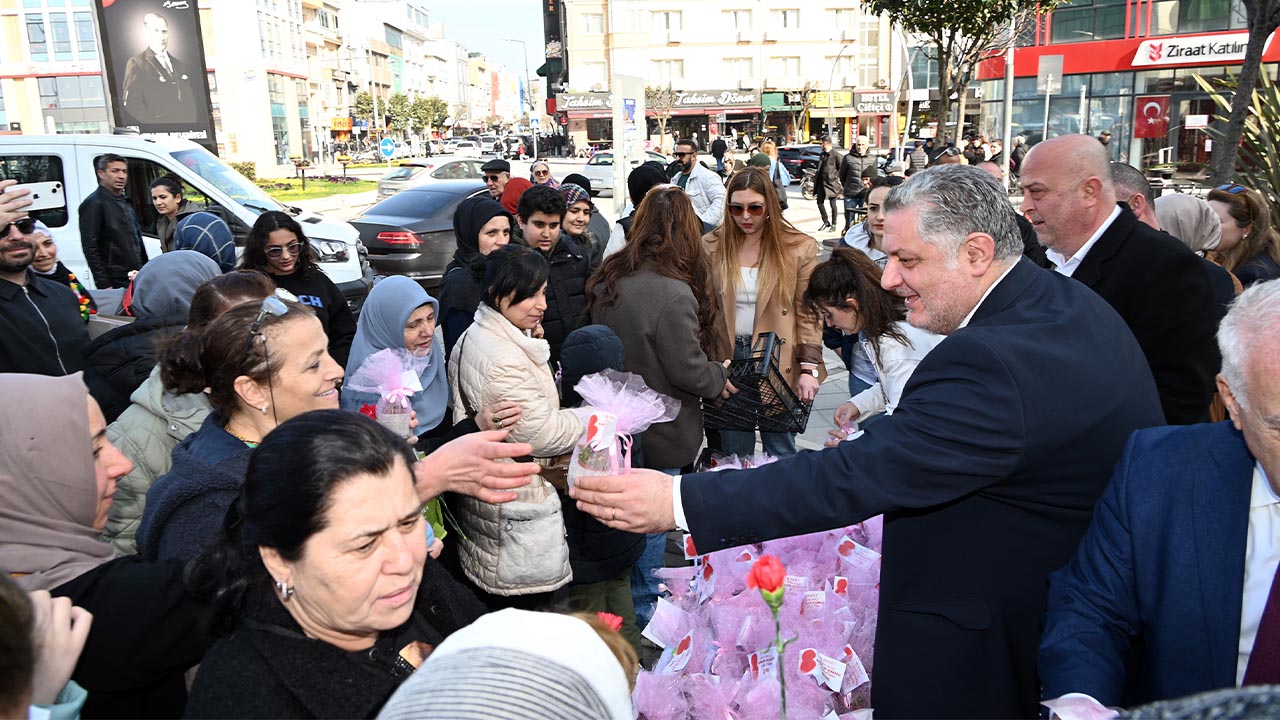 Yalova Belediyesi Baskan Kadinlar Gun Siddet Magdur Fidan Dikim Karanfi Sukulent Dagitma (5)