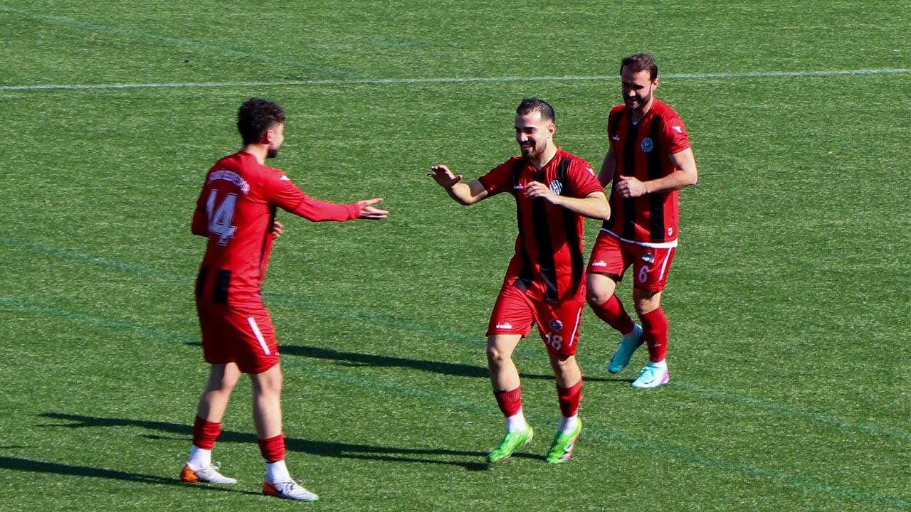 Yalova Super Amator Lig Uvezpinar Ciftlikkoy Belediyespor Farkli Galibiyet (3)