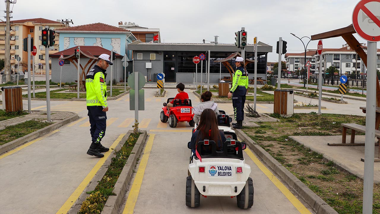 Yalova Tesvikiye Cumhuriyet Ilkokul Il Emniyet Ekipler Uygulama Trafik Egitim (1)