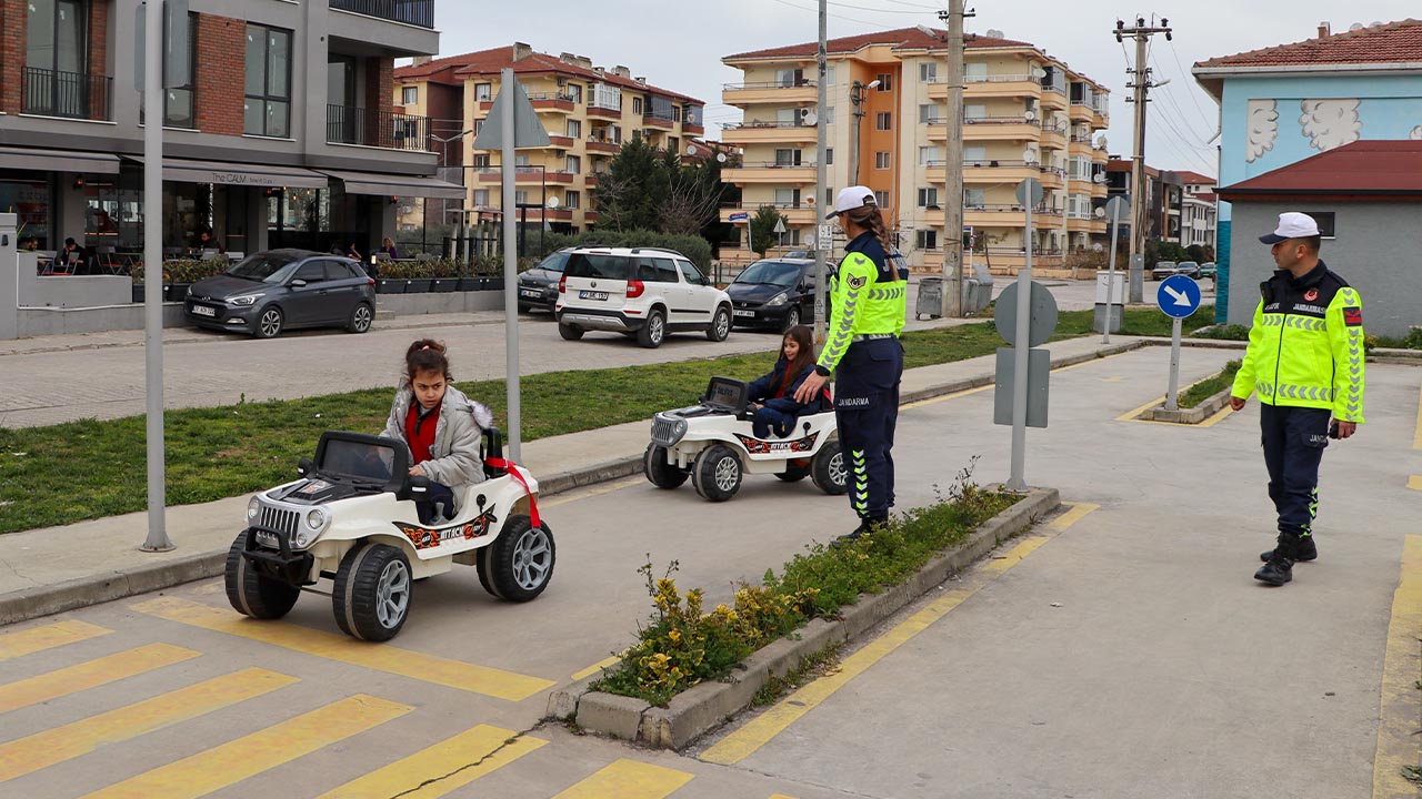 Yalova Tesvikiye Cumhuriyet Ilkokul Il Emniyet Ekipler Uygulama Trafik Egitim (2)