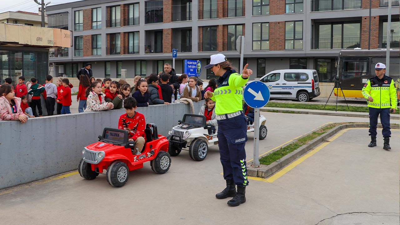 Yalova Tesvikiye Cumhuriyet Ilkokul Il Emniyet Ekipler Uygulama Trafik Egitim (4)