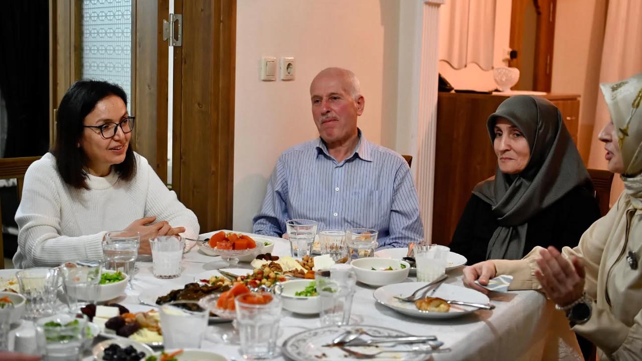 Yalova Vali Hulya Kaya Gazi Iftar Yemek (1)