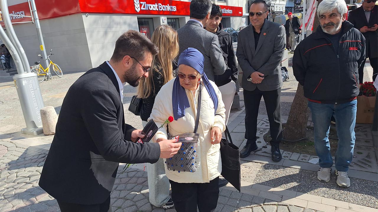 Yalova Zafer Parti Stant Umit Ozdag Tutukluluk Imza Kampanya Kadinlar Gun Cicek (2)