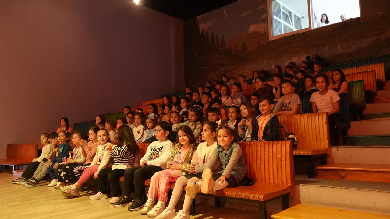 Çocuklar ‘Şeker Ninenin Çiftliği’ Isimli Oyunu Beğeniyle Izledi (3)