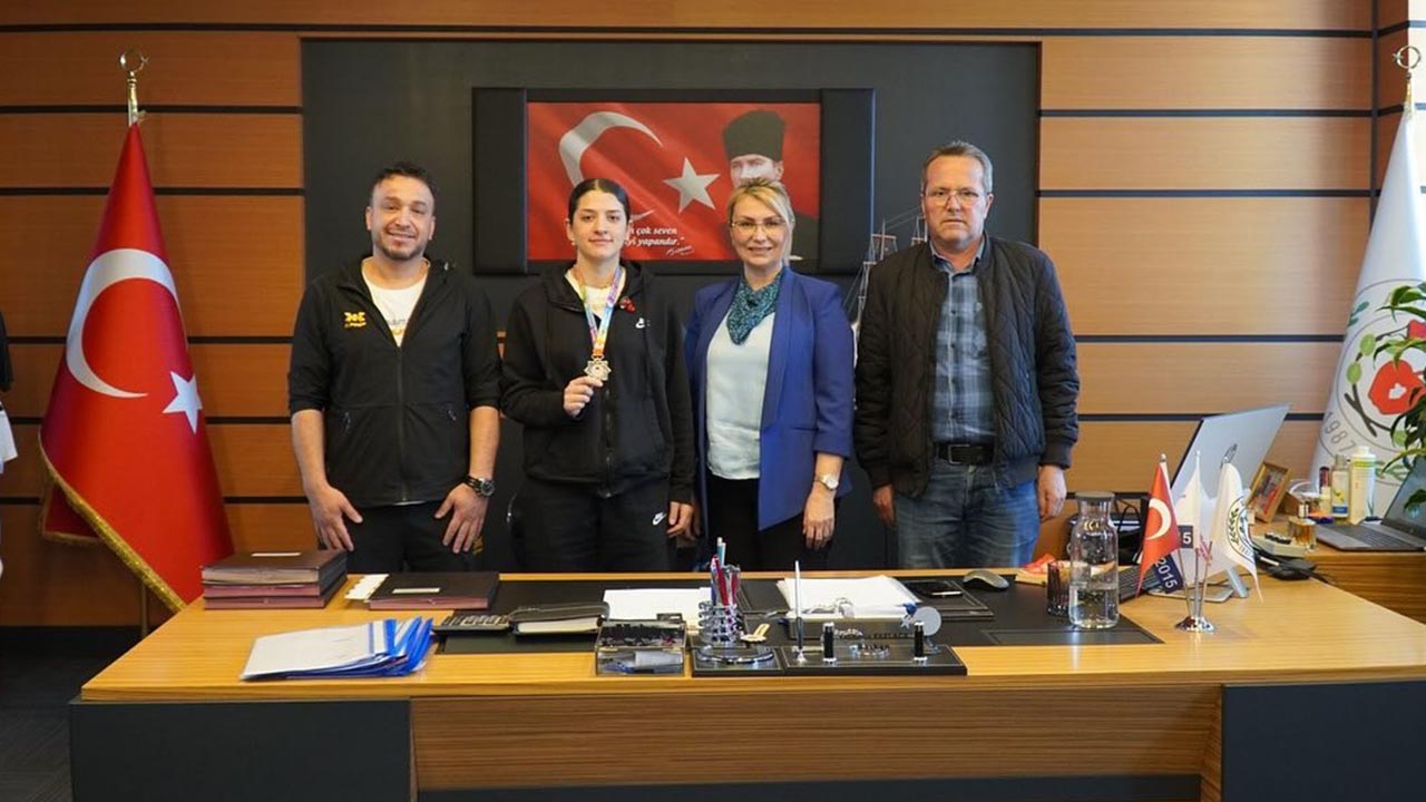 Şampiyon Sporcuyu Altınla Ödüllendirdi (1)