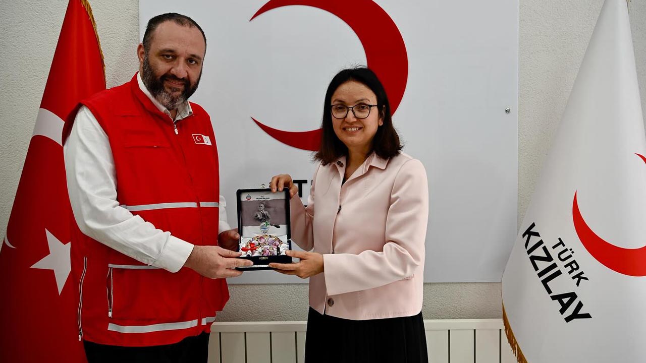 Yalova Vali Turk Kizilay Sube Baskan Yonetim Tebrik Ziyaret (2)