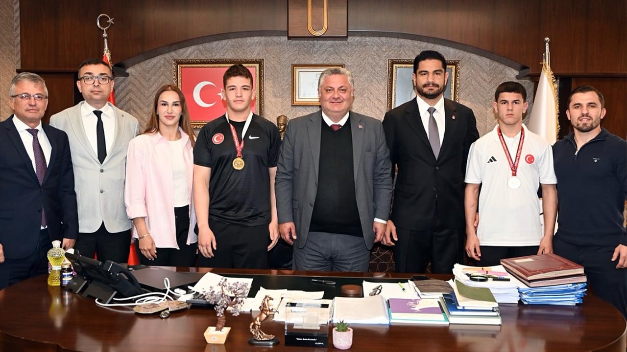 Yalova Turkiye Gures Federasyon Baskan Efsane Sporcu Taha Akgul Belediye Baskan Gorusme (1)