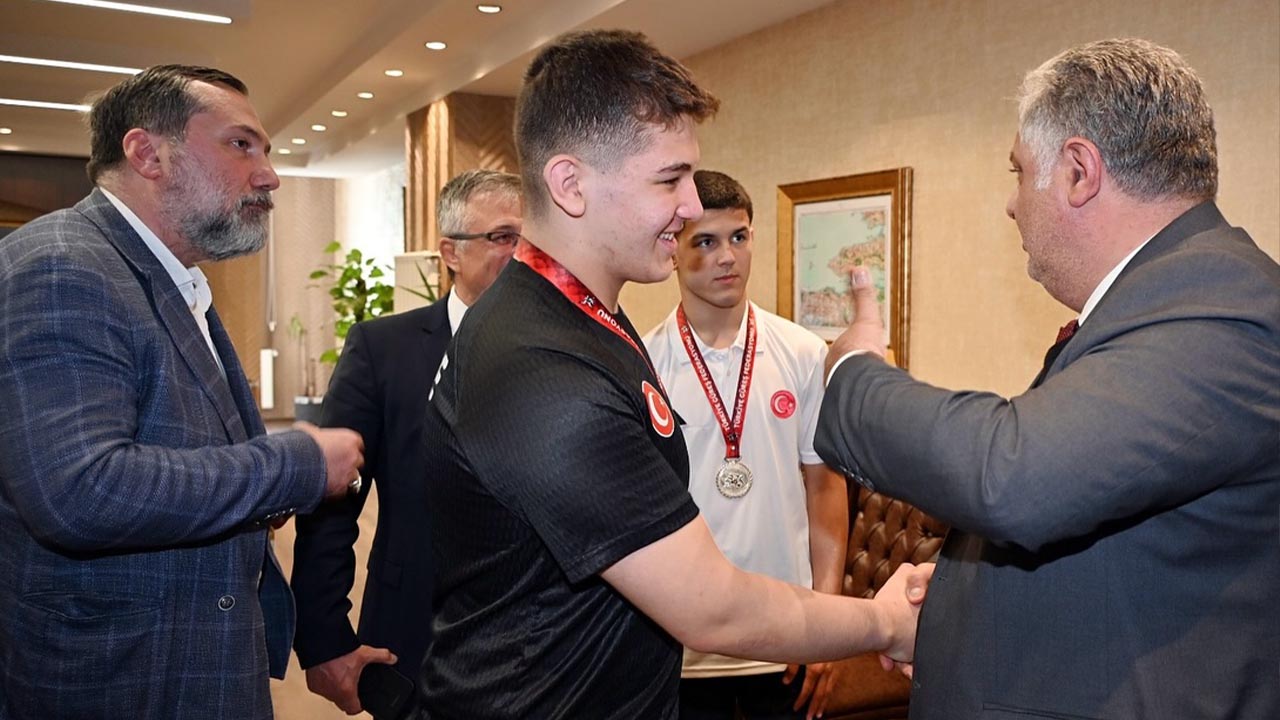 Yalova Turkiye Gures Federasyon Baskan Efsane Sporcu Taha Akgul Belediye Baskan Gorusme (2)