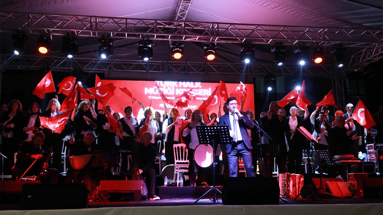 Çiftlikköy’de Türk Halk Müziği Korosu Gönülleri Fethetti (1)