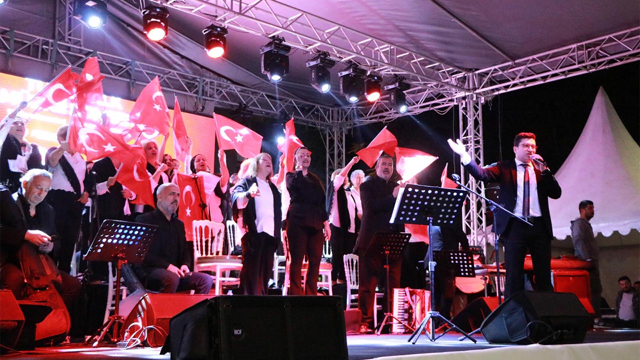 Çiftlikköy’de Türk Halk Müziği Korosu Gönülleri Fethetti (4)