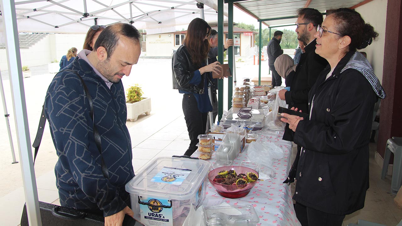 Yalova Barosu Baskanlik Hakim Minik Uras Yardim Kermes (4)