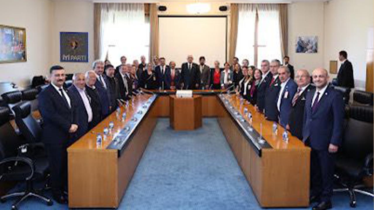 Yalova Kursat Emre Candir Fitoz Iyi Parti Siyaset Rozet (2)