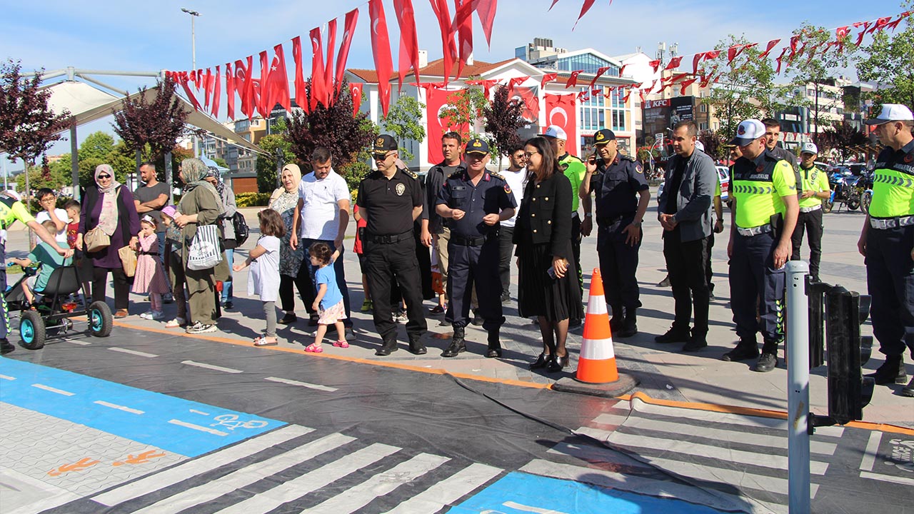 Yalova Meydan Emniyet Kemeri Simulasyon Tiri Jandarma Haber (2)