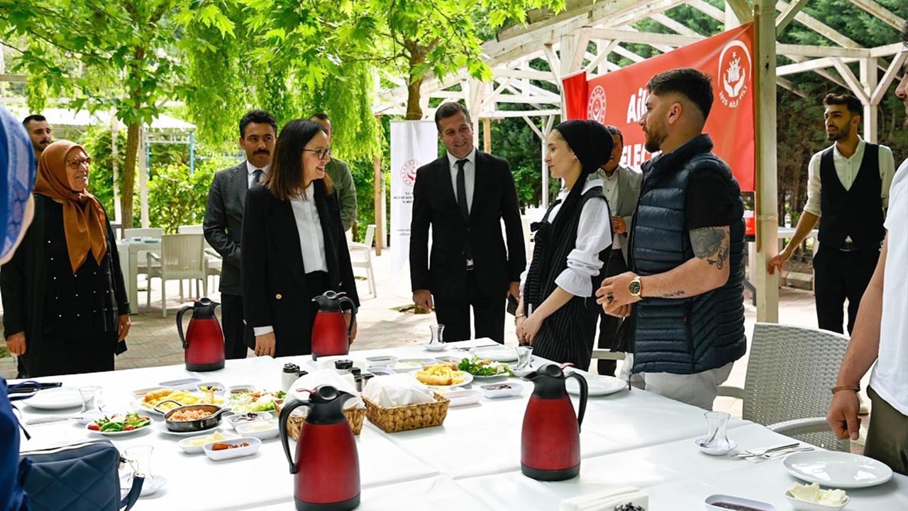 Yalova Vali Aile Sosyal Hizmetler Il Mudur Kaymakam Genc Ciftler Kahvalti Program (2)