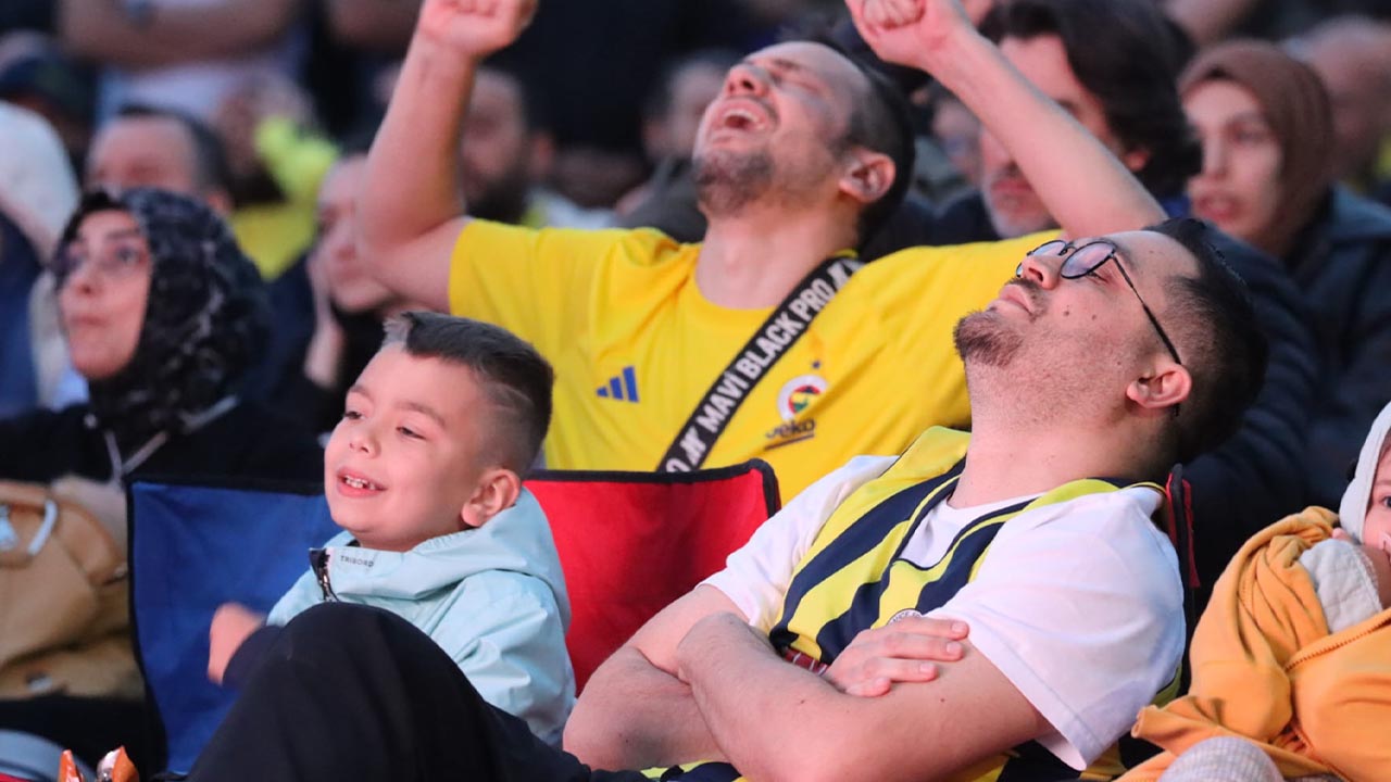 Yalova 15 Temmuz Cumhuriyet Demokrasi Meydan Fenerbahce Beko Euroleague Sampiyonluk Dev Ekran (2)