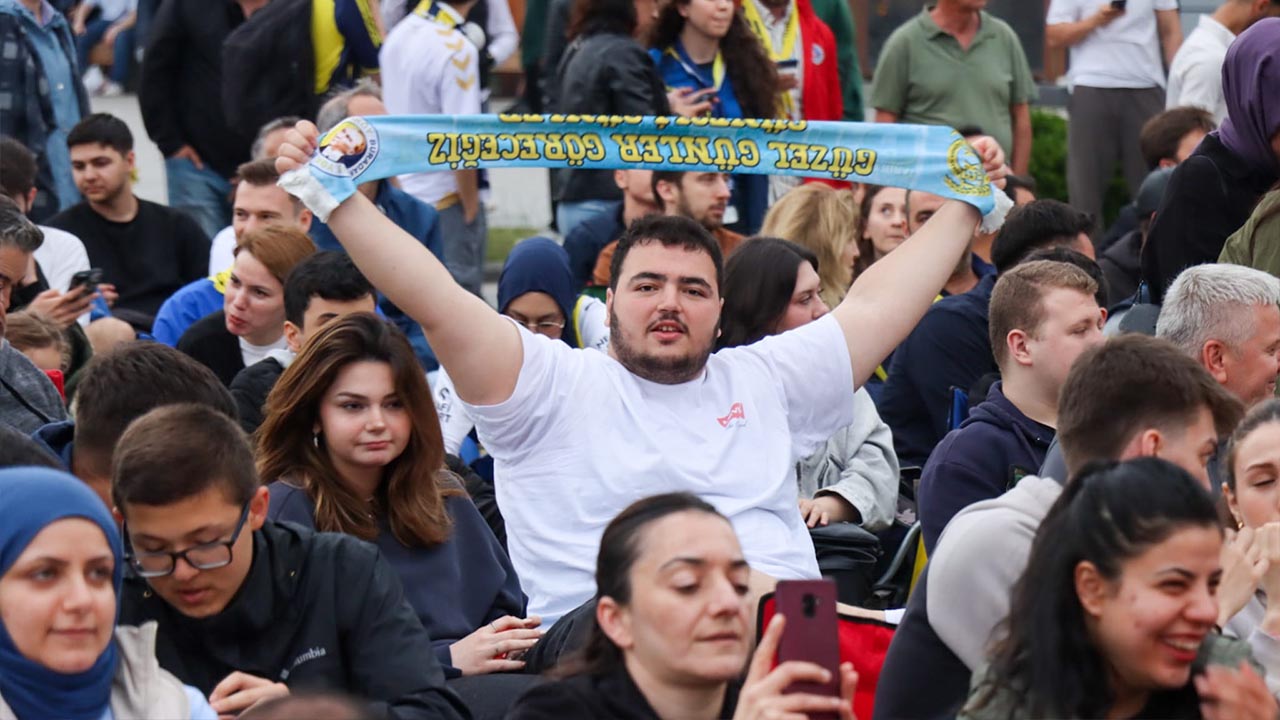 Yalova 15 Temmuz Cumhuriyet Demokrasi Meydan Fenerbahce Beko Euroleague Sampiyonluk Dev Ekran (3)
