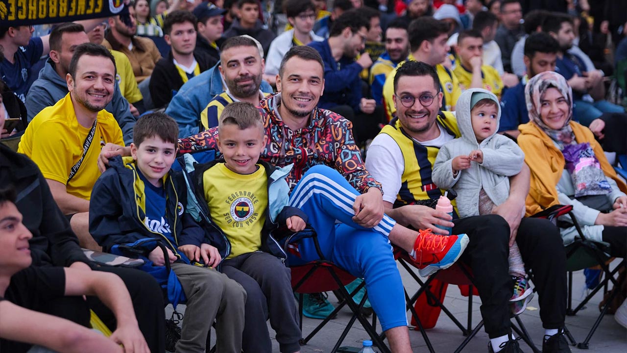 Yalova 15 Temmuz Cumhuriyet Demokrasi Meydan Fenerbahce Beko Euroleague Sampiyonluk Dev Ekran (4)