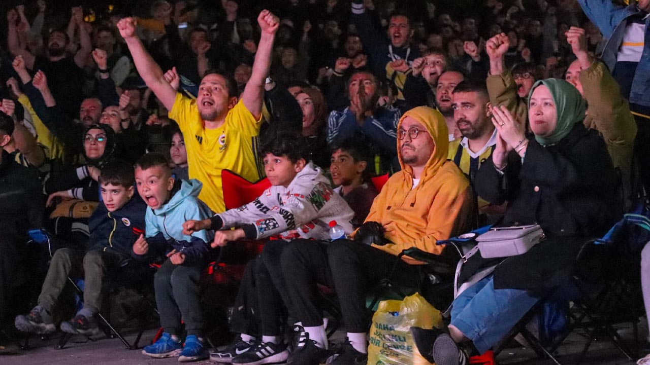 Yalova 15 Temmuz Cumhuriyet Demokrasi Meydan Fenerbahce Beko Euroleague Sampiyonluk Dev Ekran (7)