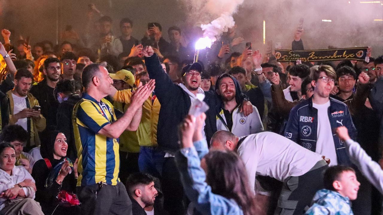 Yalova 15 Temmuz Cumhuriyet Demokrasi Meydan Fenerbahce Beko Euroleague Sampiyonluk Dev Ekran (8)