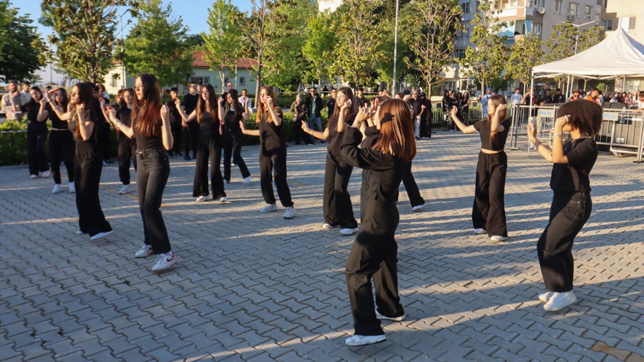 Yalova Belediye Kurumlar Destek Genclik Festival Sanatciler Selin Gecit Norm Ender Ikilem (1)