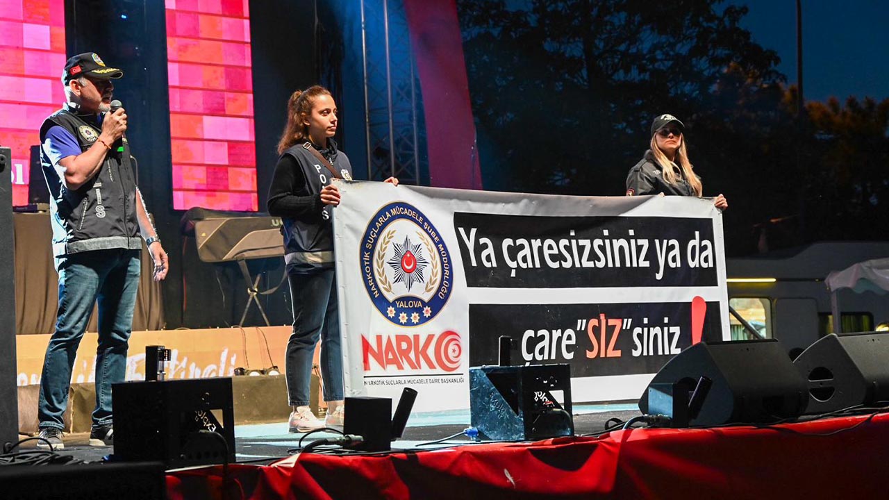 Yalova Belediye Kurumlar Destek Genclik Festival Sanatciler Selin Gecit Norm Ender Ikilem (10)