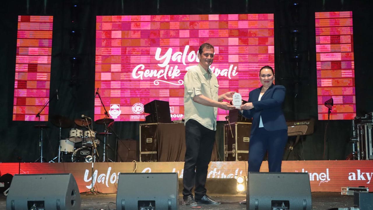 Yalova Belediye Kurumlar Destek Genclik Festival Sanatciler Selin Gecit Norm Ender Ikilem (11)