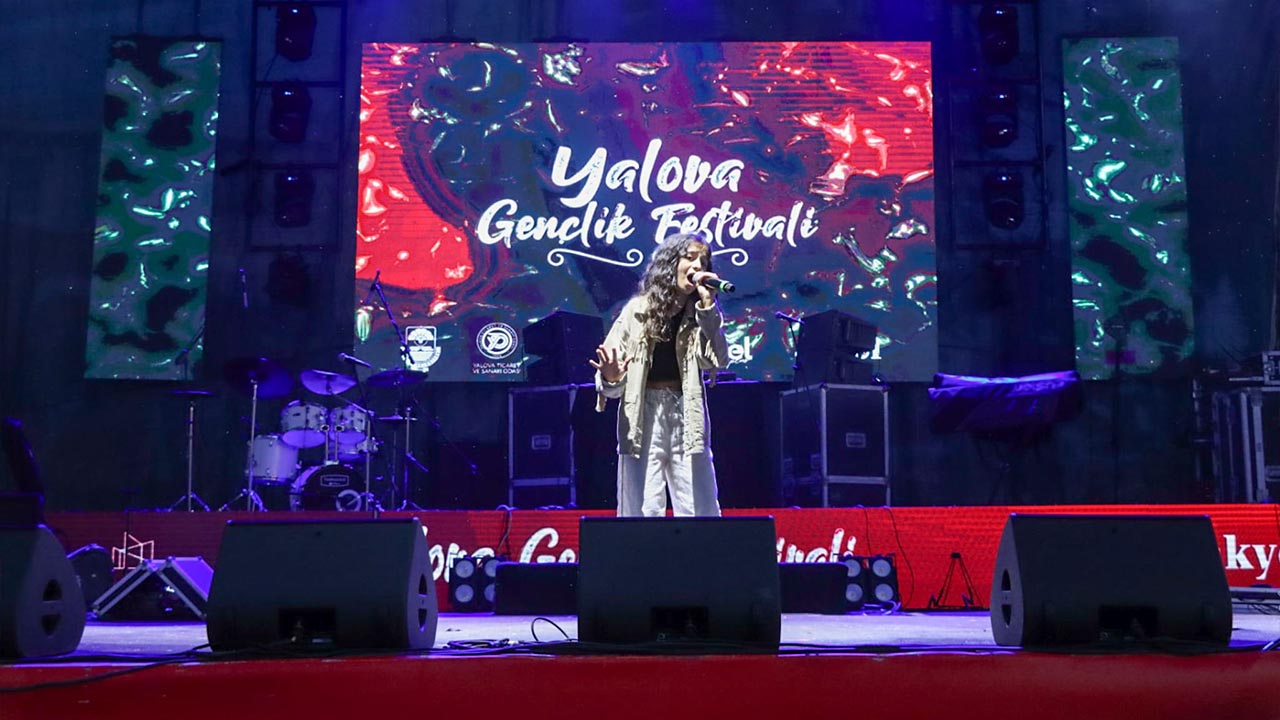 Yalova Belediye Kurumlar Destek Genclik Festival Sanatciler Selin Gecit Norm Ender Ikilem (12)