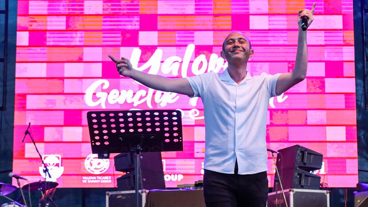 Yalova Belediye Kurumlar Destek Genclik Festival Sanatciler Selin Gecit Norm Ender Ikilem (13)