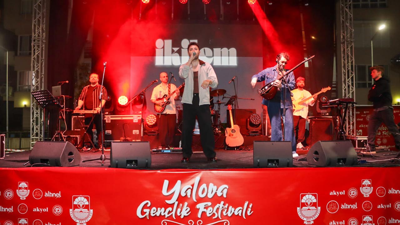 Yalova Belediye Kurumlar Destek Genclik Festival Sanatciler Selin Gecit Norm Ender Ikilem (15)