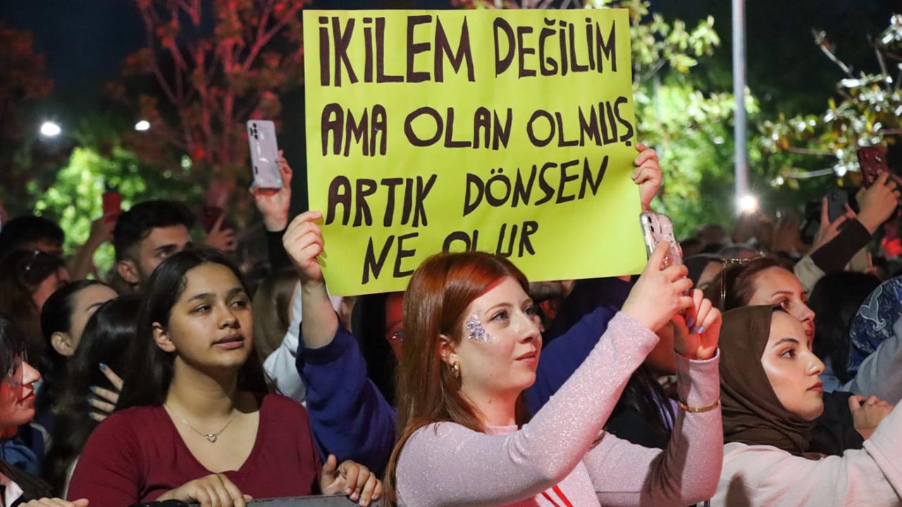 Yalova Belediye Kurumlar Destek Genclik Festival Sanatciler Selin Gecit Norm Ender Ikilem (16)
