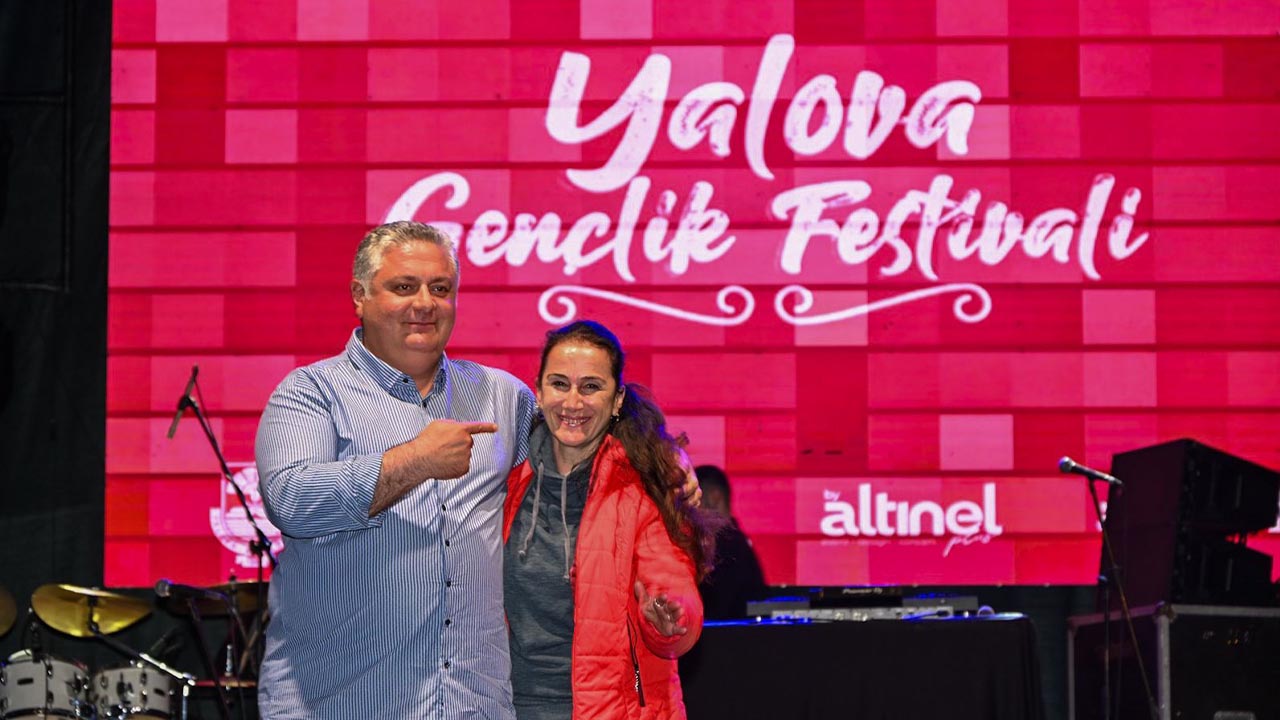 Yalova Belediye Kurumlar Destek Genclik Festival Sanatciler Selin Gecit Norm Ender Ikilem (8)