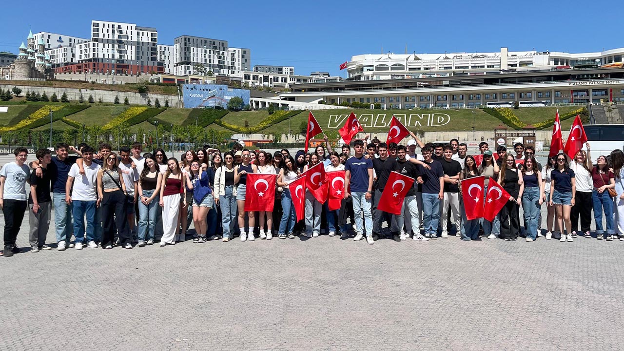 Yalova Ciftlikkoy Belediye Istanbul Vialand Tema Park Ogrenci Yks Gezi (2)