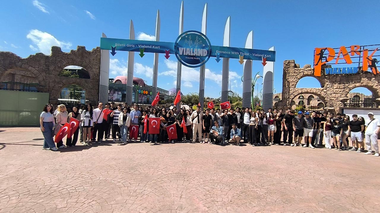 Yalova Ciftlikkoy Belediye Istanbul Vialand Tema Park Ogrenci Yks Gezi (3)
