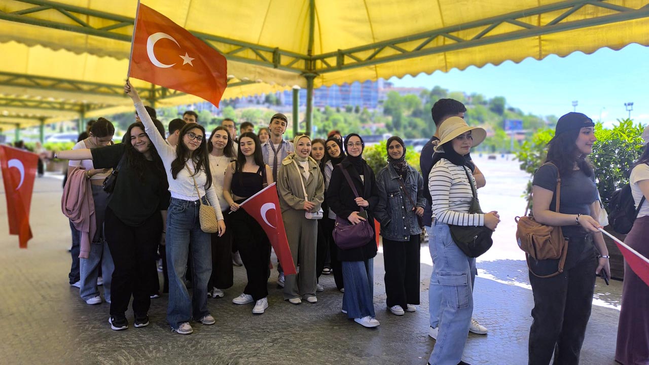 Yalova Ciftlikkoy Belediye Istanbul Vialand Tema Park Ogrenci Yks Gezi (4)