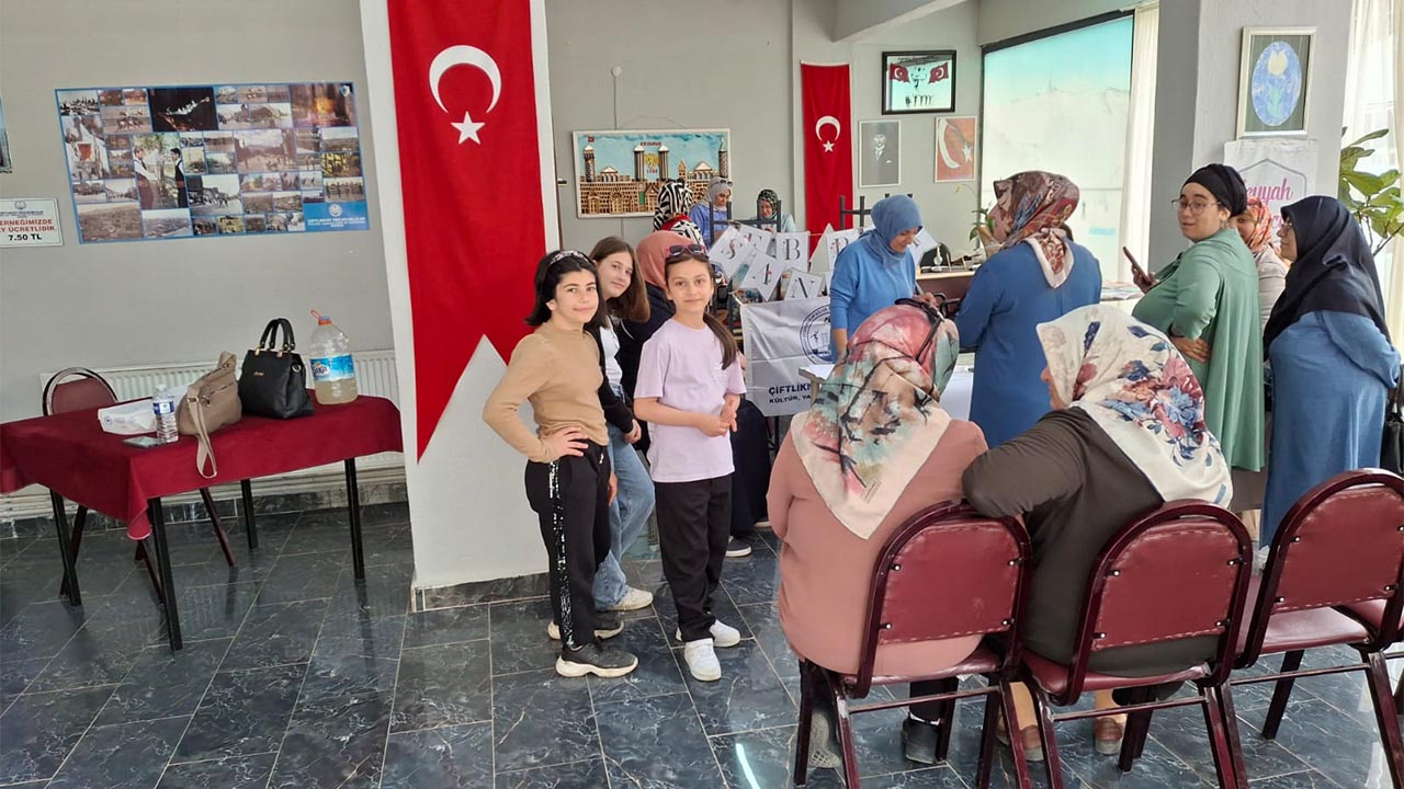 Yalova Ciftlikkoy Erzurumlular Anneler Gunu Ebru Etkinligi (1)