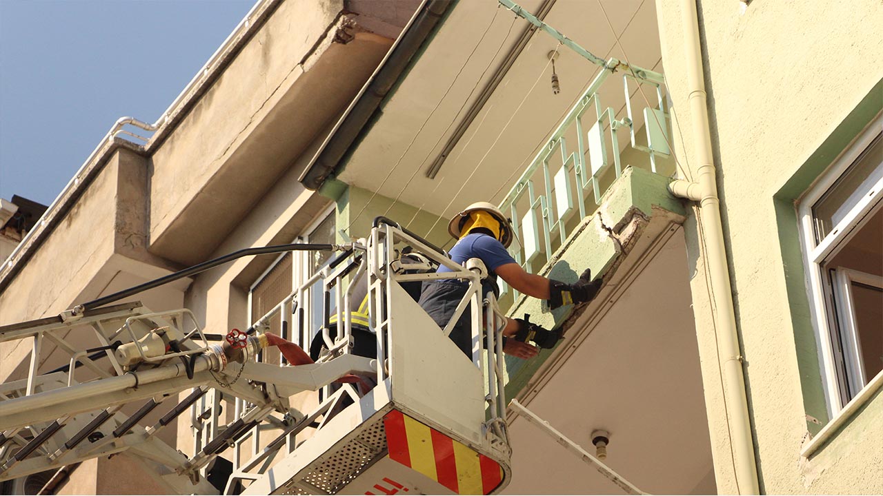 Yalova Ismet Acar Cadde Serpil Apartman Yarik Catlak Itfaiye Mudahale (4)