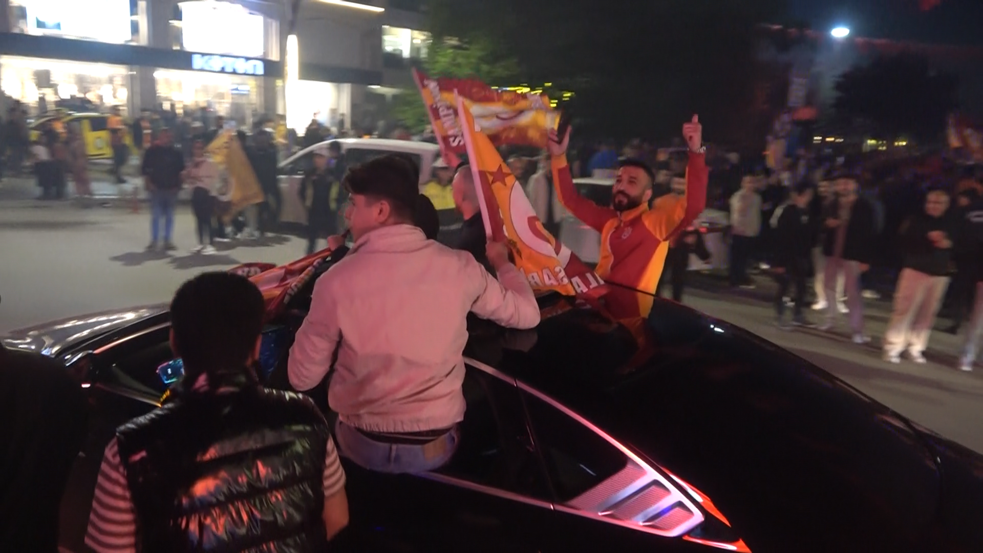 Yalova Meydan Sehir Galatasaray Sampiyonluk Kutlama (2)