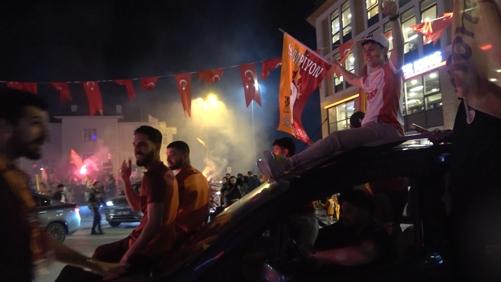 Yalova Meydan Sehir Galatasaray Sampiyonluk Kutlama (5)