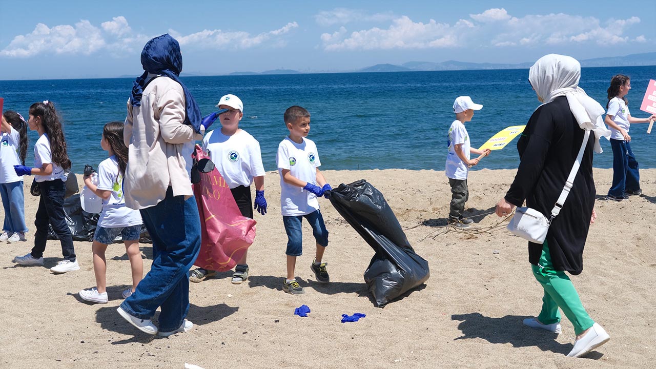 Yalova Ogretmen Yusuf Ziya Ilkokul Cinarcik Kocadere Plaj Cevre Temizlik Mavi Bayrak (2)