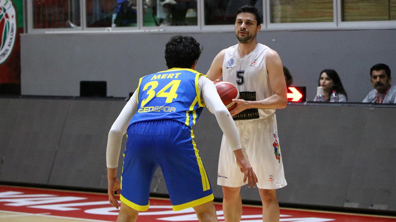 Yalova Ciftlikkoy Belediyespor Tur Saha (1)