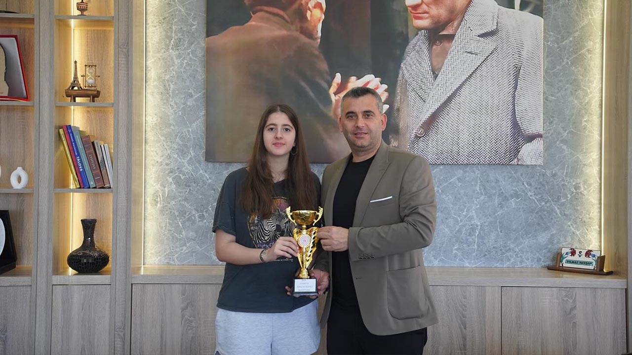 Yalova Kadikoy Belediye Baskan Genc Kiz Tenisci Sporcu Sampiyon Tebrik (2)