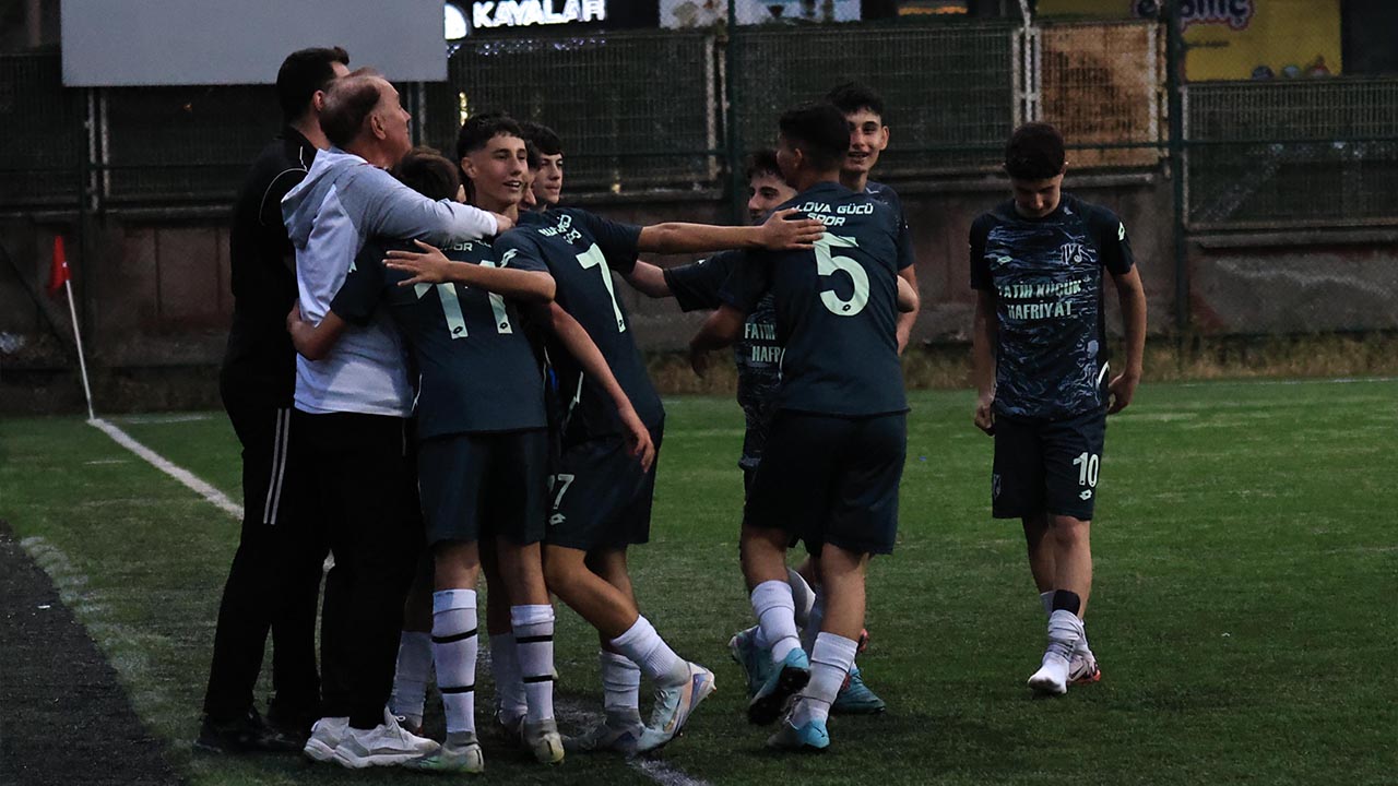 Yalova Yalovagucu Sampiyon U15 Lig (3)