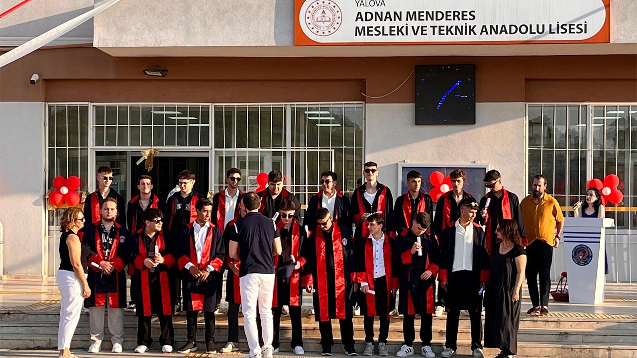 Adnan Menderes Mesleki Teknik Anadolu Lisesi Mezuniyet (4)