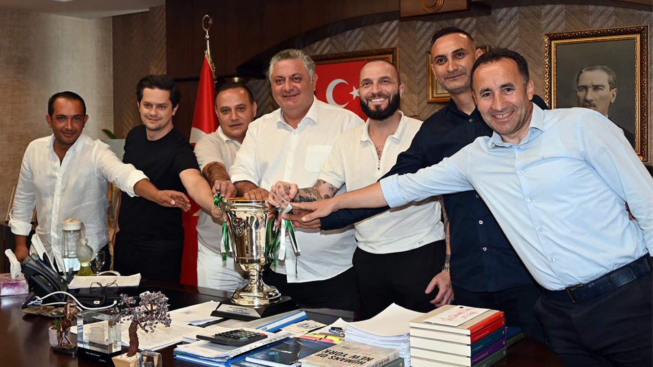Sanatçı Berkay, Yeşil Yalova Fk Yönetimine Mi Katılıyor (1)