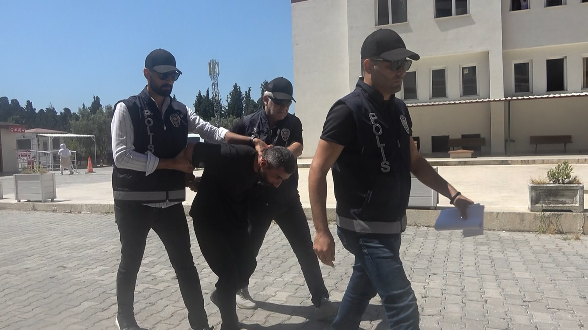 Yalova'da Alkol Alırken Tartıştığı Arkadaşını Boğazından Bıçaklayarak Öldüren Zanlı Adliyede (1)