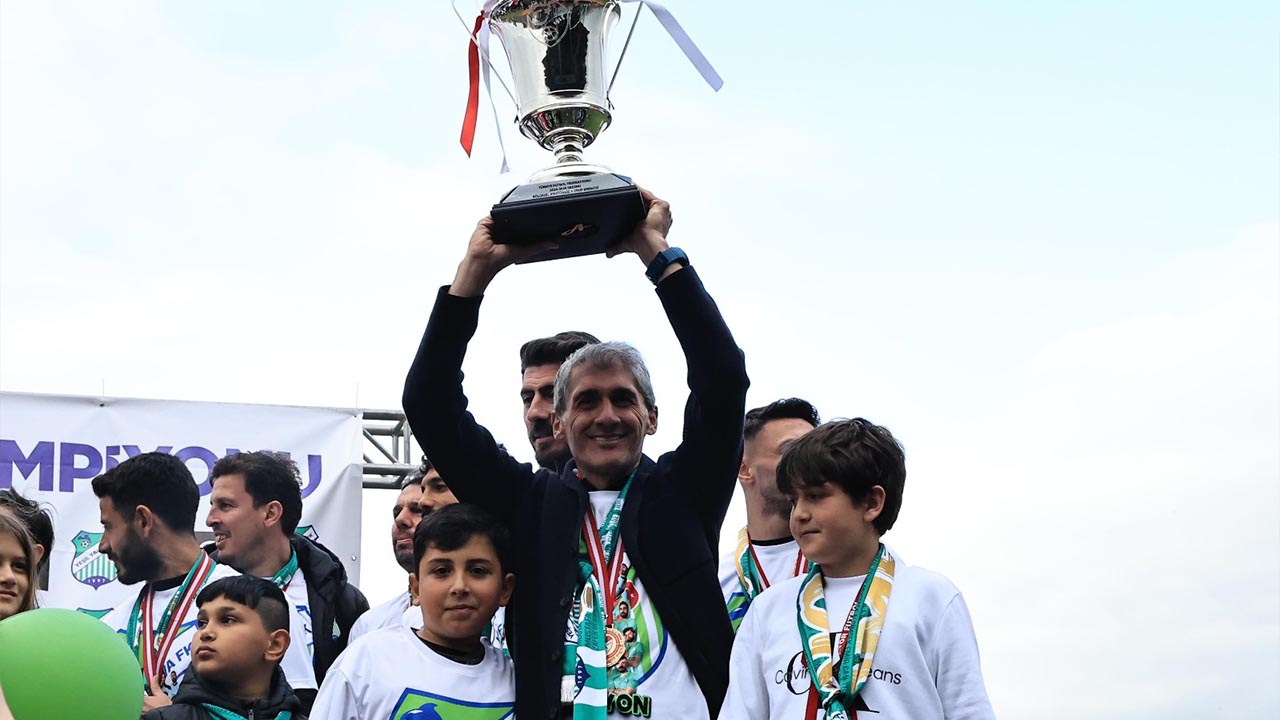 Yesil Yalova Futbol Kulup Fk Sampiyon Teknik Direktor Baskan Ayrilik Spor (3)