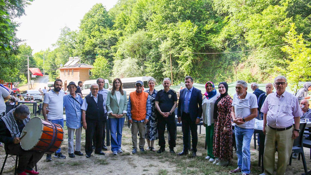 Yalova Ak Parti Il Teskilat Baskani Babalar Gun Huzurevi Ziyaret (1)