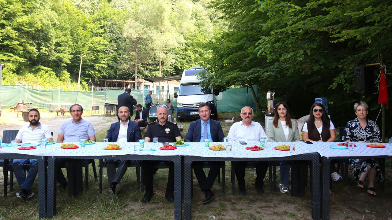 Yalova Ak Parti Il Teskilat Baskani Babalar Gun Huzurevi Ziyaret (3)